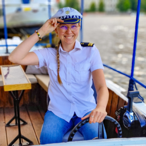 Kapitan Asia na statku pasażerskim Bursztyn