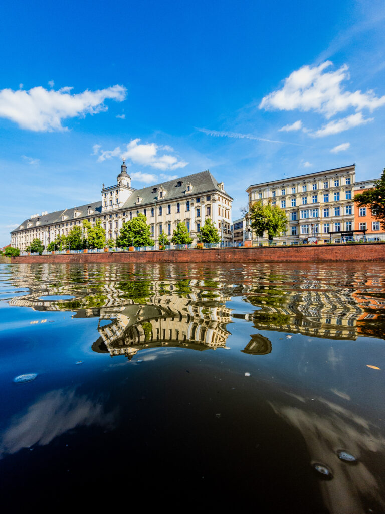 Widok na Uniwersytet Wrocławski z wody